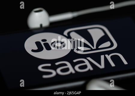 Rheinbach, Deutschland 28. April 2022, das Markenlogo des indischen Online-Musik-Streaming-Dienstes „JioSaavn“ auf dem Display eines Smartphones Stockfoto
