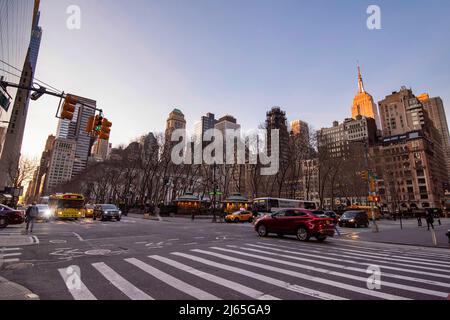 Am frühen Morgen an der Kreuzung der East 42. Street und 6. Avenue in Midtown Manhattan, New York City, USA Stockfoto