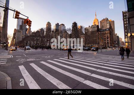 Am frühen Morgen an der Kreuzung der East 42. Street und 6. Avenue in Midtown Manhattan, New York City, USA Stockfoto