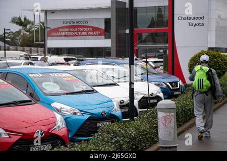 Sydney. 28. April 2022. Das Foto vom 28. April 2022 zeigt Autos, die in einem Fahrzeughändler in Sydney, Australien, verkauft werden. Das Australian Bureau of Statistics (ABS) gab am Mittwochmorgen bekannt, dass der australische Verbraucherpreisindex (CPI) in den ersten drei Monaten des Jahres 2022 um 2,1 Prozent oder 5,1 Prozent jährlich gestiegen ist. Quelle: Bai Xuefei/Xinhua/Alamy Live News Stockfoto