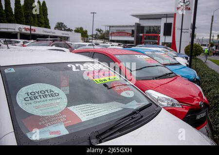 Sydney. 28. April 2022. Das Foto vom 28. April 2022 zeigt Autos, die in einem Fahrzeughändler in Sydney, Australien, verkauft werden. Das Australian Bureau of Statistics (ABS) gab am Mittwochmorgen bekannt, dass der australische Verbraucherpreisindex (CPI) in den ersten drei Monaten des Jahres 2022 um 2,1 Prozent oder 5,1 Prozent jährlich gestiegen ist. Quelle: Bai Xuefei/Xinhua/Alamy Live News Stockfoto