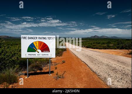 Typisches Brandgefährdungsschild an der Straße im Cape Le Grand National Park. Stockfoto