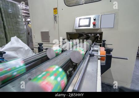 Förderlinie für die Produktion von Toilettenpapier aus recycelten Rohstoffen Abfallpapier. Stockfoto