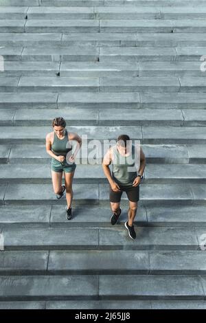 Sportliches Paar beim Training, Treppenlauf im Freien Stockfoto