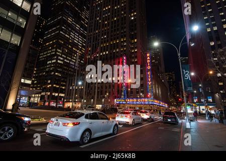 Nachtstunden an der Kreuzung von 50. und 6. Ave in Manhattan, New York, USA Stockfoto