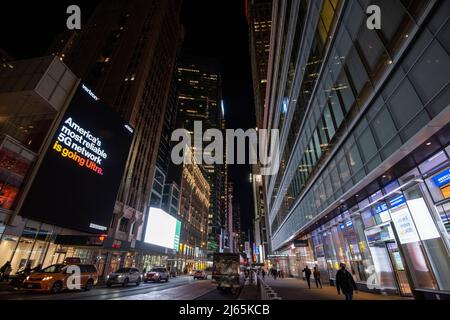 Nachtstunden auf der 42. St, Midtown Manhattan, New York, USA Stockfoto