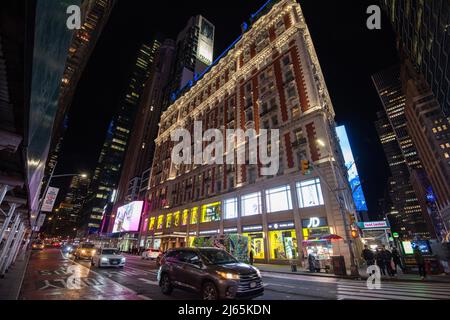 Nachtstunden auf der 42. St, Midtown Manhattan, New York, USA Stockfoto