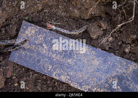 Beschädigte Erdkabel beim Graben, eingerastet, defektes Stromleitungskabel, Verkabelung, defekte Stromleitung, Reparatur, Pruhonice, Tschechische Republik am 26. April 2 Stockfoto