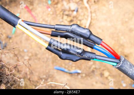 Beschädigte Erdkabel beim Graben, eingerastet, defektes Stromleitungskabel, Verkabelung, defekte Stromleitung, Reparatur, Pruhonice, Tschechische Republik am 26. April 2 Stockfoto