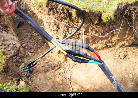 Beschädigte Erdkabel beim Graben, eingerastet, defektes Stromleitungskabel, Verkabelung, defekte Stromleitung, Reparatur, Pruhonice, Tschechische Republik am 26. April 2 Stockfoto