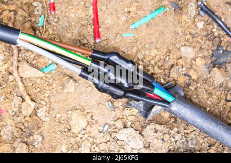 Beschädigte Erdkabel beim Graben, eingerastet, defektes Stromleitungskabel, Verkabelung, defekte Stromleitung, Reparatur, Pruhonice, Tschechische Republik am 26. April 2 Stockfoto