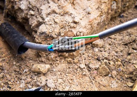 Beschädigte Erdkabel beim Graben, eingerastet, defektes Stromleitungskabel, Verkabelung, defekte Stromleitung, Reparatur, Pruhonice, Tschechische Republik am 26. April 2 Stockfoto
