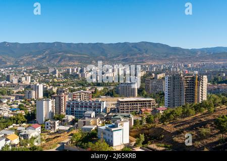 Wohngebiet von Tiflis, mehrstöckige Gebäude. Reise nach Georgien Stockfoto