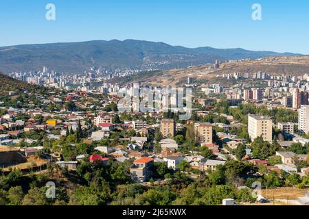 Wohngebiet von Tiflis, mehrstöckige Gebäude. Reise nach Georgien Stockfoto