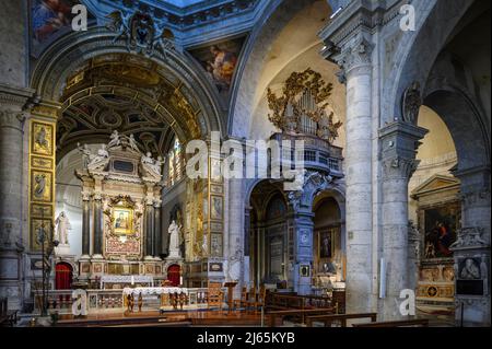 Rom. Italien. Basilica di Santa Maria del Popolo. Innenansicht des Hauptaltars und des Triumphbogens sowie des rechten Querschiffs. Stockfoto