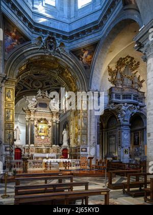 Rom. Italien. Basilica di Santa Maria del Popolo. Innenansicht des Hauptaltars und des Triumphbogens sowie des rechten Querschiffs. Stockfoto