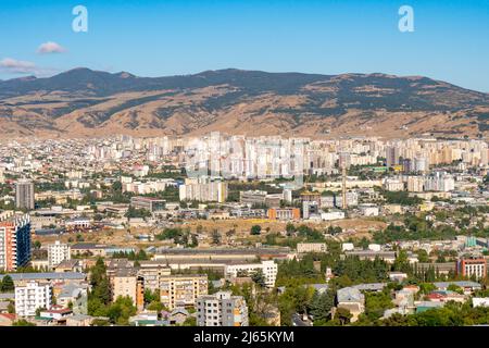 Wohngebiet von Tiflis, mehrstöckige Gebäude. Reise nach Georgien Stockfoto