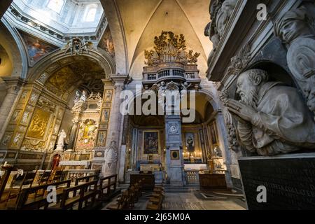 Rom. Italien. Innenansicht der Basilika Santa Maria del Popolo mit der Büste von Kardinal Gian Girolamo Albani (1509-1591) von Giovanni Antonio Pa Stockfoto