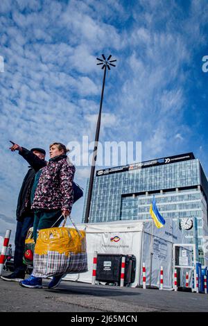 Warschau, Warschau, Polen. 28. April 2022. Warsaw West Station Detail mit Refugee Hygienic Center im Hintergrund. (Bild: © Bianca Otero/ZUMA Press Wire) Stockfoto