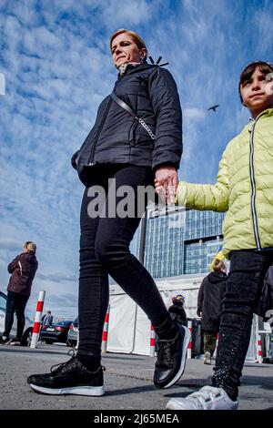 Warschau, Warschau, Polen. 28. April 2022. Warsaw West Station Detail mit Refugee Hygienic Center im Hintergrund. (Bild: © Bianca Otero/ZUMA Press Wire) Stockfoto