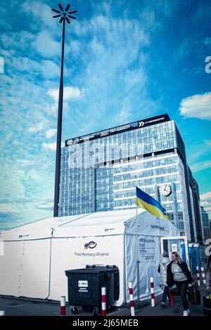 Warschau, Warschau, Polen. 28. April 2022. Warsaw West Station Detail mit Refugee Hygienic Center im Hintergrund. (Bild: © Bianca Otero/ZUMA Press Wire) Stockfoto