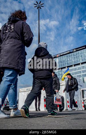 Warschau, Warschau, Polen. 28. April 2022. Warsaw West Station Detail mit Refugee Hygienic Center im Hintergrund. (Bild: © Bianca Otero/ZUMA Press Wire) Stockfoto