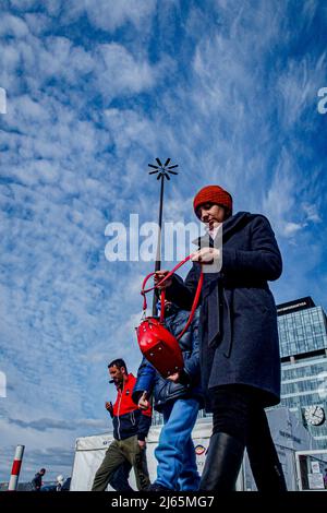 Warschau, Warschau, Polen. 28. April 2022. Warsaw West Station Detail mit Refugee Hygienic Center im Hintergrund. (Bild: © Bianca Otero/ZUMA Press Wire) Stockfoto