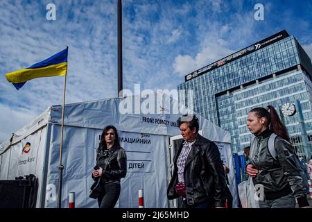 Warschau, Warschau, Polen. 28. April 2022. Warsaw West Station Detail mit Refugee Hygienic Center im Hintergrund. (Bild: © Bianca Otero/ZUMA Press Wire) Stockfoto