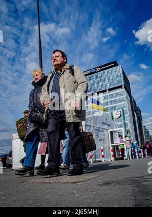 Warschau, Warschau, Polen. 28. April 2022. Warsaw West Station Detail mit Refugee Hygienic Center im Hintergrund. (Bild: © Bianca Otero/ZUMA Press Wire) Stockfoto