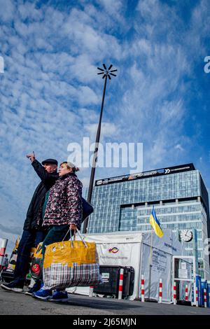 Warschau, Warschau, Polen. 28. April 2022. Warsaw West Station Detail mit Refugee Hygienic Center im Hintergrund. (Bild: © Bianca Otero/ZUMA Press Wire) Stockfoto