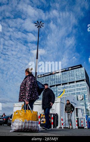 Warschau, Warschau, Polen. 28. April 2022. Warsaw West Station Detail mit Refugee Hygienic Center im Hintergrund. (Bild: © Bianca Otero/ZUMA Press Wire) Stockfoto