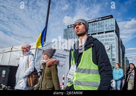 Warschau, Warschau, Polen. 28. April 2022. Warsaw West Station Detail mit Refugee Hygienic Center im Hintergrund. (Bild: © Bianca Otero/ZUMA Press Wire) Stockfoto