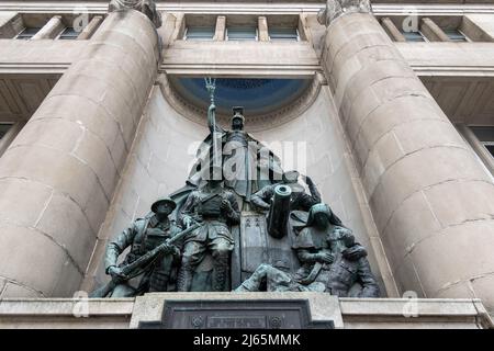 Bronzestatzung im WW One Memorial in Exchange Flags hinter dem City Hall in Liverpool Stockfoto