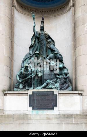 Bronzestatzung im WW One Memorial in Exchange Flags hinter dem City Hall in Liverpool Stockfoto