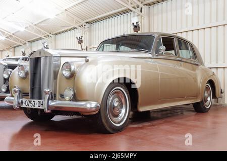 GALDAMES, SPANIEN-8. AUGUST 2021: 1957 Rolls-Royce Silver Cloud i Berlina im Automuseum Torre Loizaga (Miguel de la Via) Stockfoto