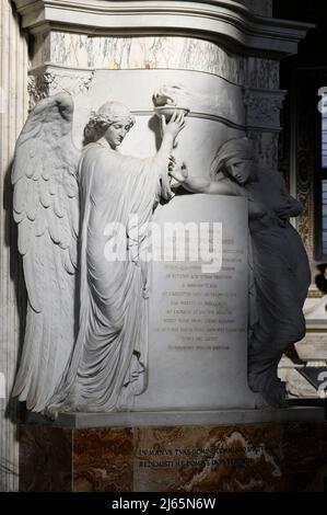 Rom. Italien. Basilica di Santa Maria del Popolo. Das Denkmal für Agostino Chigi (1858-1896) von Adolfo Apolloni wurde 1915 zwischen den Chigi und errichtet Stockfoto