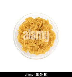 Pasta-Farfalle in Glasschale isoliert auf weißem Hintergrund, rohe Pasta in Form von Bogen, Draufsicht Stockfoto