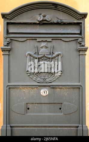 Finestrat, Alicante, Spanien - 23. April 2022: Briefkasten aus schwarzem Metall mit Wappen in der Stadt Finestrat Stockfoto