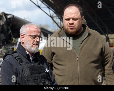 Nicht exklusiv: HOSTOMEL, UKRAINE - 27. APRIL 2022 - Präsident der Versammlung der Republik Nordmazedonien Talat Xhaferi (L) und Sprecher der Stockfoto