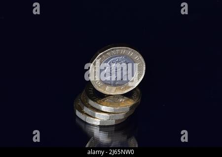 Stapel von zirkulierten £1 Münzen Stockfoto