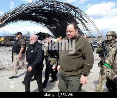 Nicht exklusiv: HOSTOMEL, UKRAINE - 27. APRIL 2022 - Präsident der Versammlung der Republik Nordmazedonien Talat Xhaferi und Sprecher des Verk Stockfoto