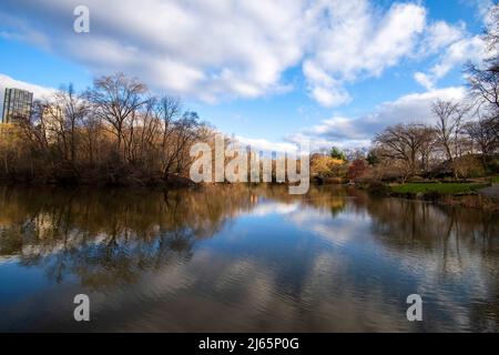 The Pond and Gapstow Bridge im Central Park in Manhattan, New York City, USA Stockfoto