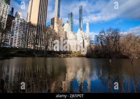 Wolkenkratzer spiegeln sich im Teich am südlichen Ende des Central Park in Manhattan, New York City, USA Stockfoto