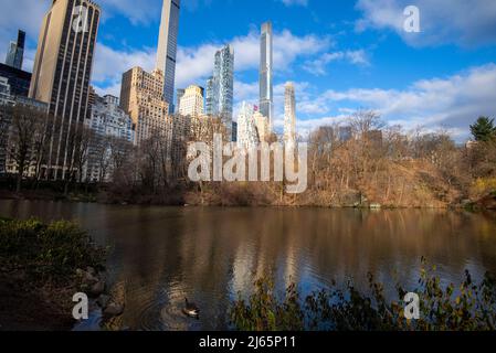 Wolkenkratzer spiegeln sich im Teich am südlichen Ende des Central Park in Manhattan, New York City, USA Stockfoto