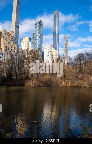 Wolkenkratzer spiegeln sich im Teich am südlichen Ende des Central Park in Manhattan, New York City, USA Stockfoto