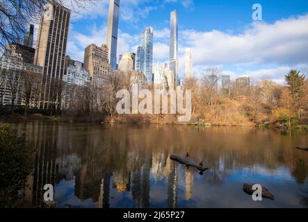 Wolkenkratzer spiegeln sich im Teich am südlichen Ende des Central Park in Manhattan, New York City, USA Stockfoto