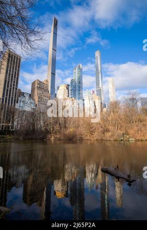 Wolkenkratzer spiegeln sich im Teich im Central Park in Manhattan, New York City, USA Stockfoto