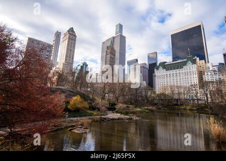 Wolkenkratzer spiegeln sich im Teich am südlichen Ende des Central Park in Manhattan, New York City, USA Stockfoto