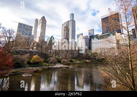 Wolkenkratzer spiegeln sich im Teich am südlichen Ende des Central Park in Manhattan, New York City, USA Stockfoto