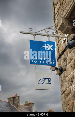 Dol de Bretagne, Bretagne, Frankreich - 01 2021. August : Zeichen der Bankfiliale 'Banque Populaire Grand Ouest' Stockfoto